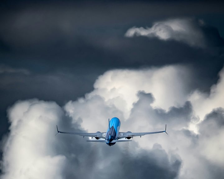 plane in stormy weather - damian-karpinski-unsplash 1000x800
